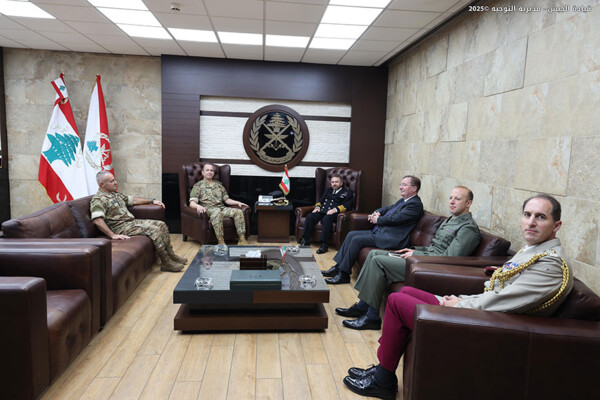 شراكة عسكرية متينة تعزز التعاون بين الجيشين اللبناني و #البريطاني قائد الجيش العماد رودولف هيكل يستقبل في مكتبه باليرزة كبير مستشاري وزارة الدفاع البريطانية لشؤون الشرق الأوسط الأميرال إدوارد ألغرين والوفد المرافق حيث جرى بحث الأوضاع العامة وسبل تطوير التعاون العسكري بين البلدين