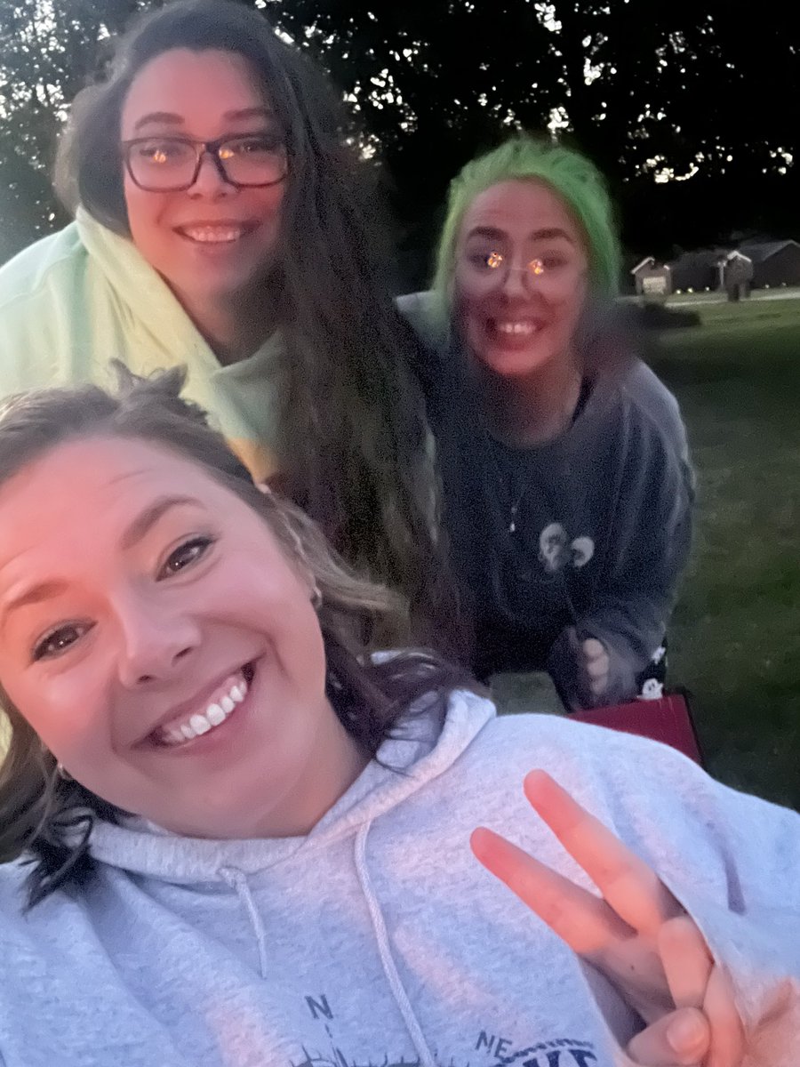 BeeKayShep's tweet photo. Pumpkin Patches, bonfires and Halloween movies in the backyard 🎃🔥 https://t.co/jHtvWykw5k