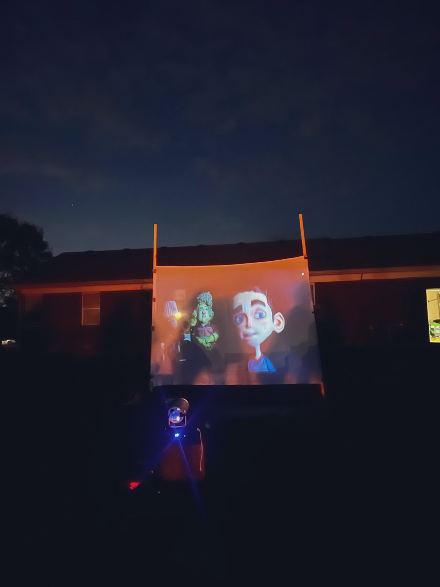 BeeKayShep's tweet photo. Pumpkin Patches, bonfires and Halloween movies in the backyard 🎃🔥 https://t.co/jHtvWykw5k