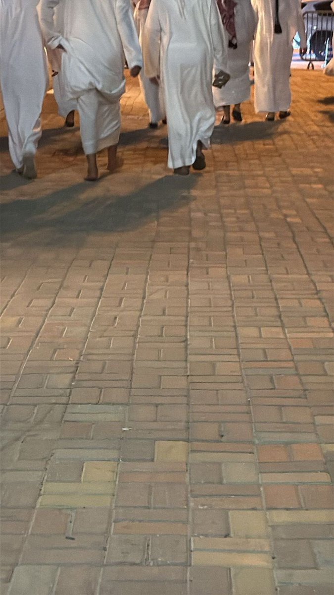 متعودين يطلعون بدون نعل 😂

 #الإمارات_قطر