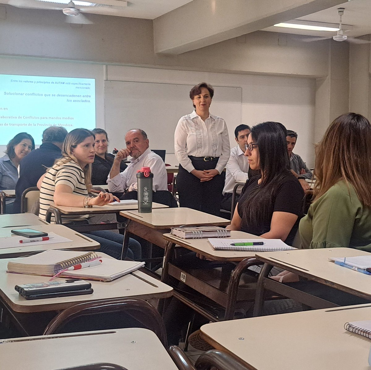 🤝 Aprender a gestionar conflictos es también aprender a construir juntos. 
Taller en "Gestión colaborativa de conflictos" para mandos medios de las empresas de colectivos de Mza, dictado por especialistas de la Fac. de Psicología,  <a href="/UdeMendoza/">UM</a> 
#Capacitación 
#FundaciónAutam