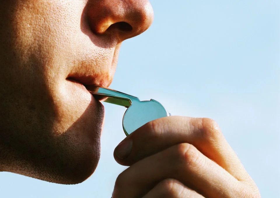 Você só pode escolher um pra eliminar pra sempre da rave.

Qual você escolhe: leque ou apito?