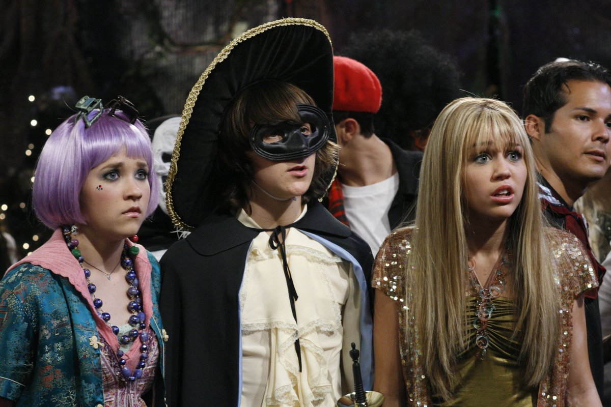 Disney_Wiki's tweet photo. Today marks the 19th anniversary of the #HannahMontana episode, "Torn Between Two Hannahs", written by Todd J. Greenwald, after a story by Valerie Ahern &amp; Christian McLaughlin and directed by Roger Christiansen.
Miley's evil identical cousin Luann visits from Tennessee. https://t.co/BwC77x23uN