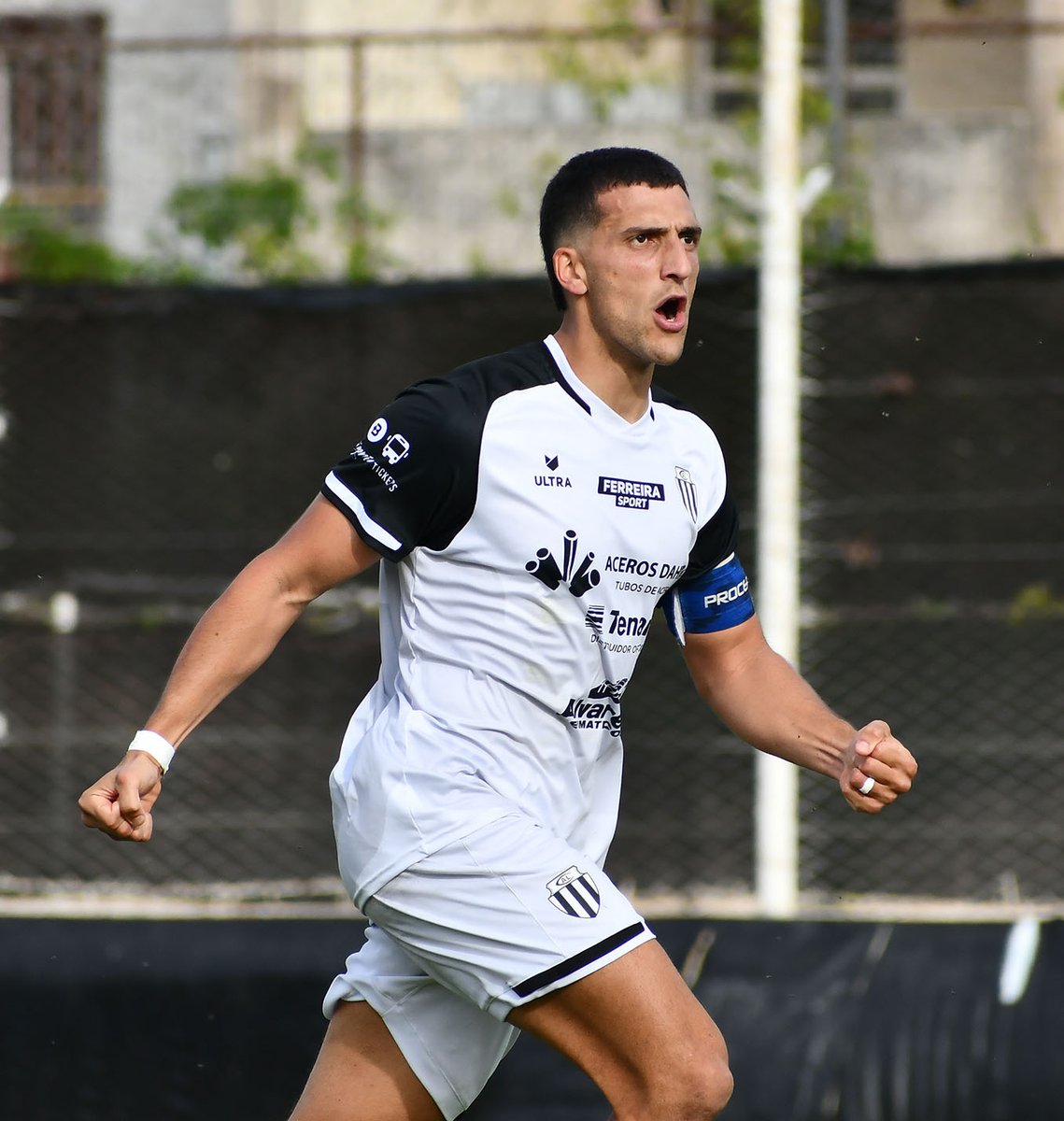 ⚽#Futbol #LigaDelSur 

NO HAY NADA MEJOR QUE CASA 🏟️ 

🤩Volvimos al Alejandro Pérez y nos quedamos con un triunfazo agónico frente a Sporting. 

📸Algunas postales de esta tarde. 

🏆Con la victoria el albinegro acumula 9 unidades en el Clausura.