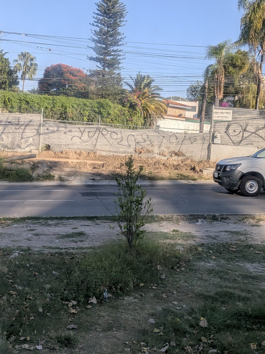 Chemasos's tweet photo. @Trafico_ZMG @PabloLemusN @MonrazDiego No hay paso peatonal en Av. patria cruce con Universidad por las construcciones que priorizan a los carros.
Para las personas con movilidad reducida/bicicletas/personas que caminan esto implica un riesgo https://t.co/cACzA6jlOM