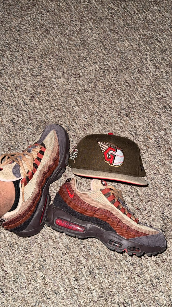 KicksNfitteds26's tweet image. 31 days of #JBSV Just trynna give my brother @JBfromchicago his flowers. If you have anything from his brand, feel free to rock & post
Day 14 #OneDay 👕
KOTD #AirMax95 W “Anatomy of Air”
FOTD #ClevelandGuardians #PINdejos #StartingCapFive #KillerCombo