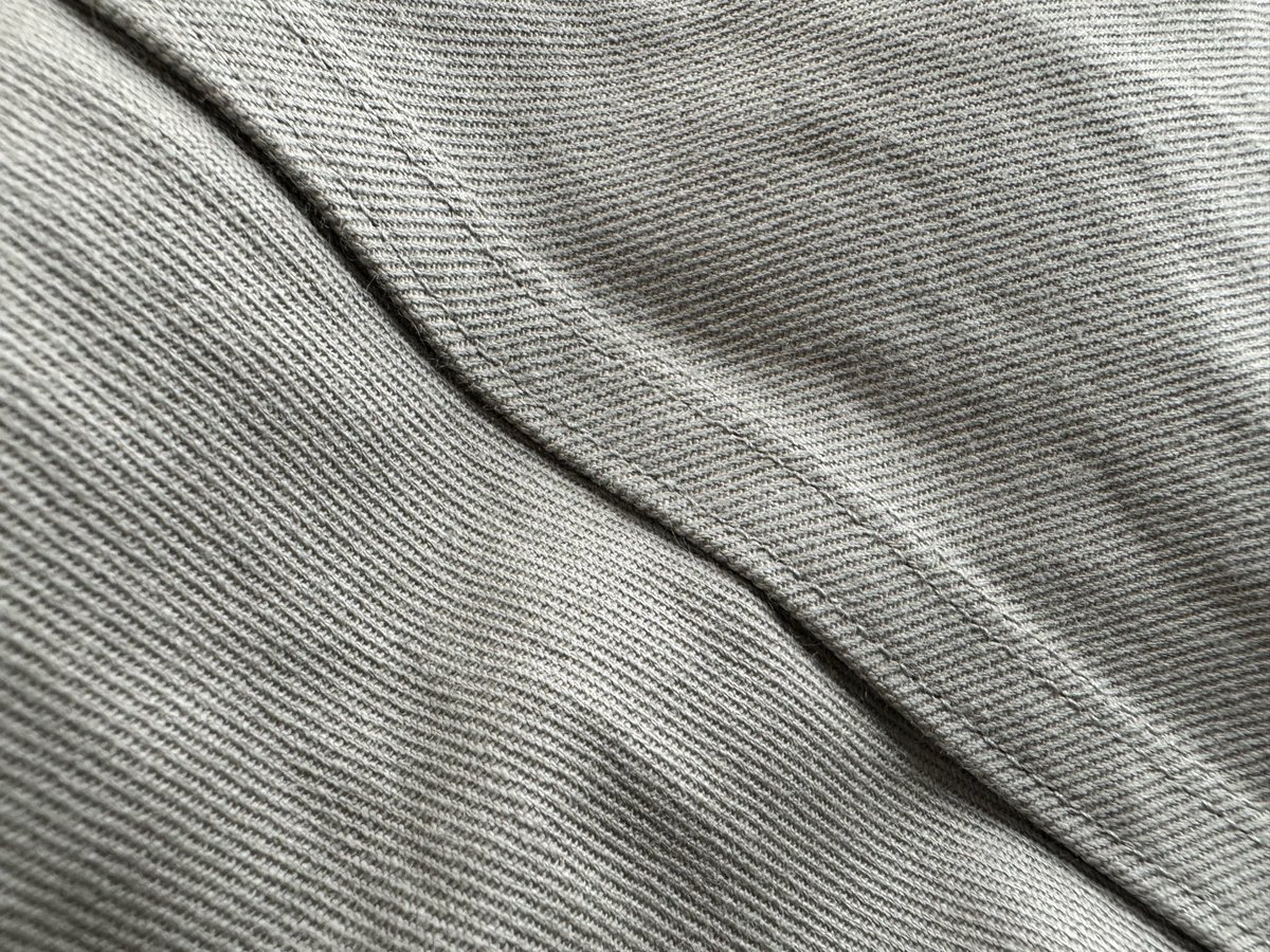 弊社を見学される方は量産品を見て
2.5mmの玉縁ポケットや本縫いの折り伏せの精度を見てかなり驚かれます。

縫製士という仕事に日が当たりますように🙏