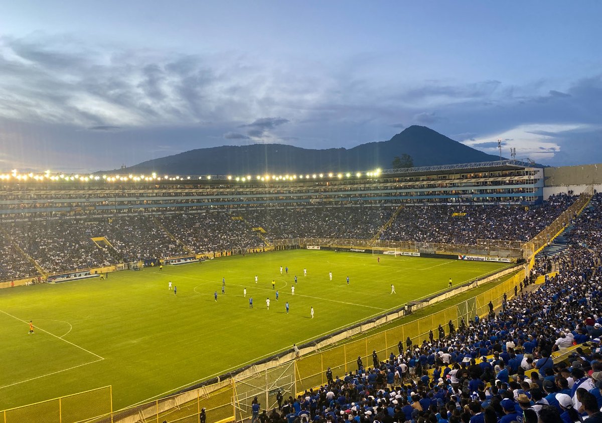 Si van a portarse decentemente, quédense en casa!!! Vamos apoyar como antes, al rival ni agua papá… si se caen ellos, que se levanten solos!! Es noche para jugar con el cuchillo entre los dientes.. NO HAY MAÑANA!!! VAMOS SELECTA🇸🇻🇸🇻