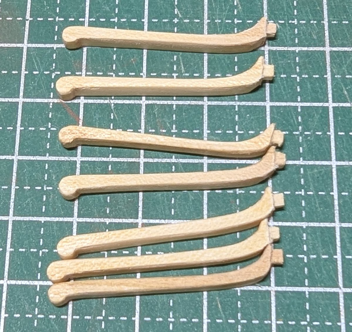 1/12のソファ最後のパーツを作りました。明日塗装、明後日座面を張って、週末から発送に入りたいと思っています。