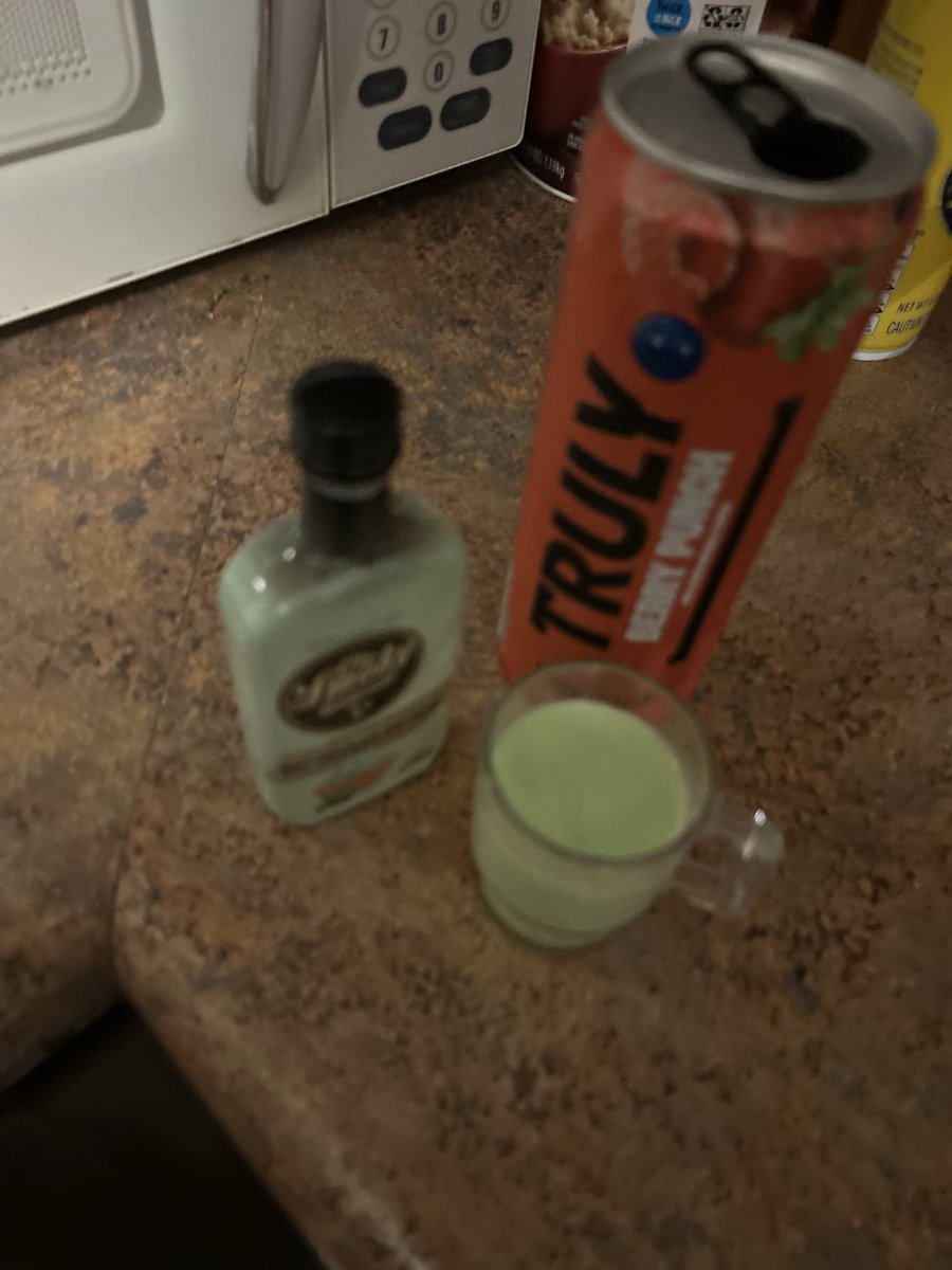 Number1lumpyfan's tweet photo. college was so evil. as the saying goes, too woke for the straights but too unwoke and rational for the “smol bean” vibe of gays that want the world completely catered to them🤯will never roommate with a theyfab autist again which i am legally allowed to say as a theyfab autistic https://t.co/ueo2KtURbi