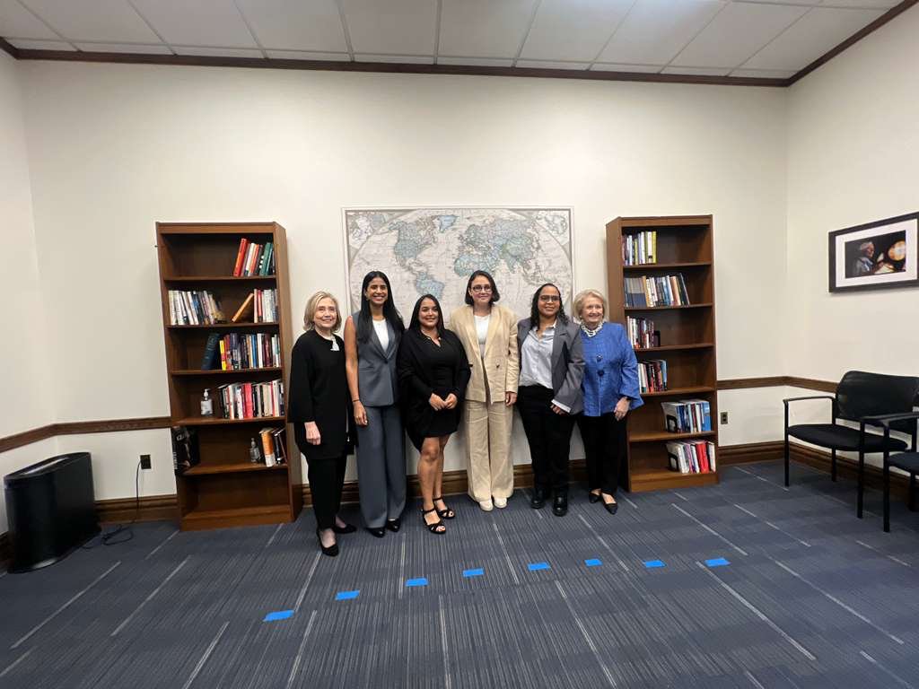 Agradezco a la Universidad de Georgetown y a Hillary Clinton por este reconocimiento a las presas políticas venezolanas, símbolo de la valentía que representa a la mujer venezolana que con convicción han enfrentado la persecución, la cárcel y la tortura por defender la libertad