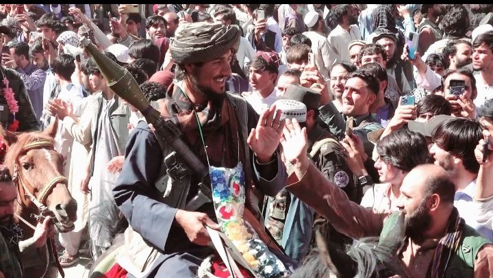 هغه ګذار واله مولوي صيب بیا دا دی
مولوي رهبر نومیږي.
هاغه آواز دېته کیږي چې (وله يې مولوي صیب)