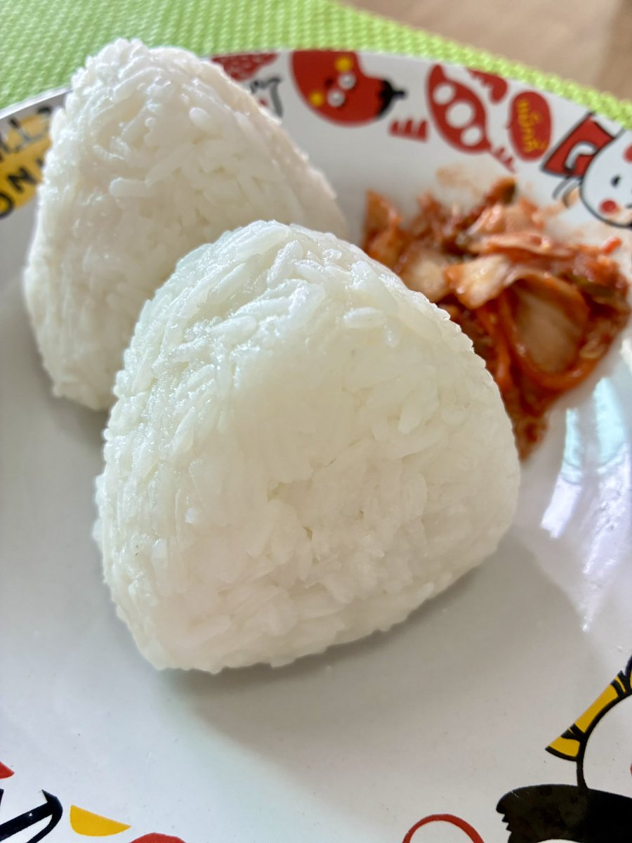 20251015  おはようございます

昨日の おlunch♡

絶品塩むすび with キムチw

だいぶ前に初めて🍙に挑戦した際は手のひらが火傷寸前になり、ご飯をまな板に放り出した苦い経験があったので今回は少し冷ましてから再チャレンジ✊それでもアチコチにご飯が飛び散り…😅

美味しいよ👌

#OnigiriAction