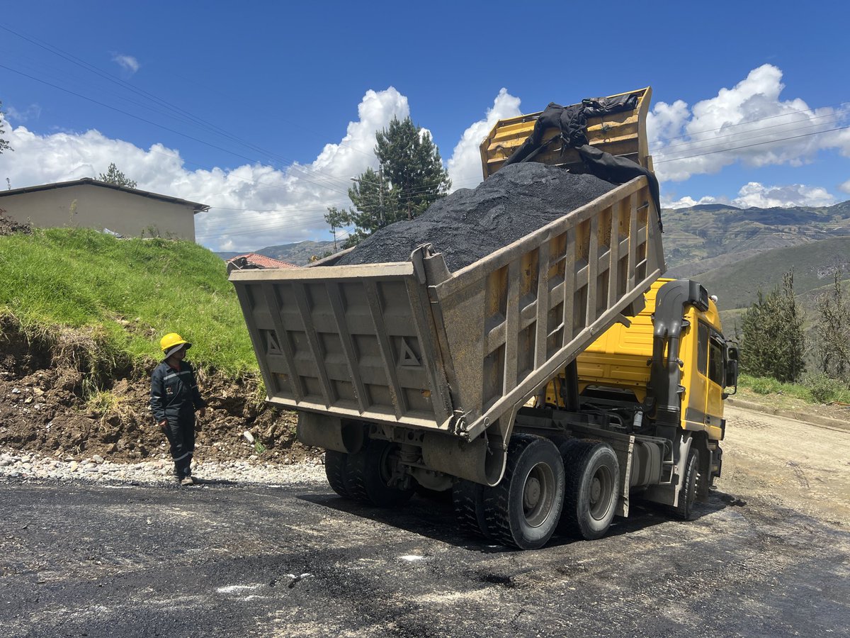 🚜 En #Guachapala, intervenimos en la vía Parig, con una inversión que supera los $37.000

Gracias a la unión entre la <a href="/azuayprefectura/">Prefectura del Azuay</a>, el <a href="/mguachapala/">Municipio Guachapala</a> y la ejecución de <a href="/AsfaltarEP/">ASFALTAR EP</a>, seguimos conectando comunidades y transformando la matriz vial. 🛣️
#AzuayMeEncanta
#JotaPrefecto