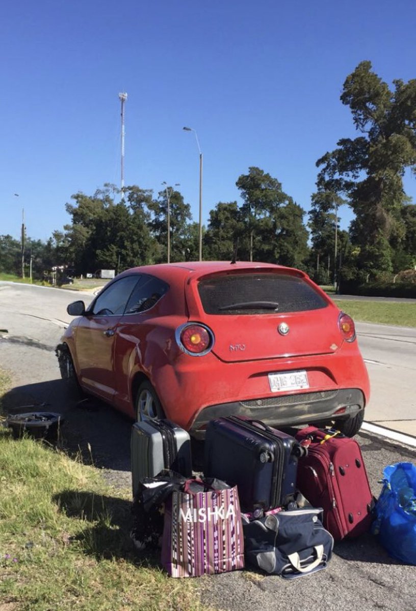 nicoschenquer's tweet photo. Historias de autos y porque odiarlos y amarlos al mismo tiempo:

Enero 2017: nos vamos a pasar fin de año a la ROU, y en un trayecto de ripio explorando los caminitos perdidos de José Ignacio, agarro un serrucho y se me apagan TODOS los sensores. TODOS. Hasta el medidor de nafta y el cuentavueltas. Un drama. 

Cuando vuelvo al hogar me propongo resolverlo como sea. Apago y enciendo el auto unas 100 veces, sin éxito.
Luego de mucho estrés, decido encenderme un tabaco con la puerta abierta, y PUM, LA MAGIA. 

Resulta que si encendía el auto con la puerta abierta, por algún misterio italiano sin resolver, el auto detectaba la puerta abierta y mantenía todos los sensores del auto encendidos. Había descubierto la pólvora. 

Lo que se había roto era el un sensor que estaba en la columna de dirección, y no te lo vendían solo. Había que comprar la columna de dirección entera, que valía un 30% del auto. Por ende, durante un año use el auto encendiéndolo con la puerta abierta, por más que diluvie. 

Y se preguntarán por la foto? Volvimos de PdE a Colonia 4 amigos cargados de bolsos, y cuando salimos de MVD hacia Colonia, dijimos “la única que nos falta es pinchar una rueda con todos los bolsos hechos un tetris en el baúl”. Obviamente eso es lo que sucedió. 

En fin… uno lee esta película y dice “qué mierda es el Mito”, pero no. Les puedo asegurar que es de los autitos que más disfruté en mi vida y definitivamente volvería a tener uno alguna vez.

Pd. Me encanta que el iPhone te traiga imágenes random de tu carpeta de fotos. Me hace recordar historias que tenía olvidadas.