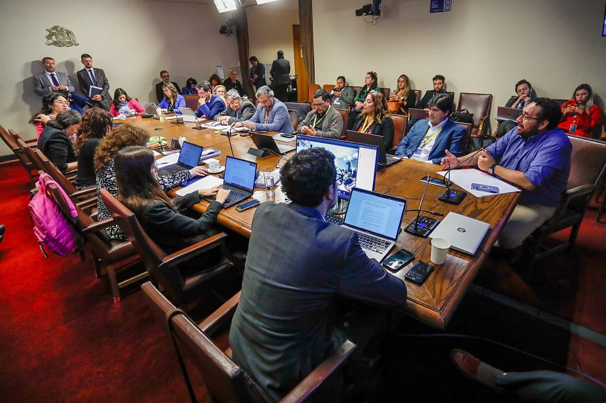 Hoy la Comisión de Educación de la <a href="/Camara_cl/">Diputadas y Diputados de Chile</a> de Diputadas y Diputados aprobó en general, y de modo unánime, la idea de legislar el proyecto de ley que fortalece la instalación del Sistema de Educación Pública y sus Servicios Locales.

Agradecemos la disposición de las y los