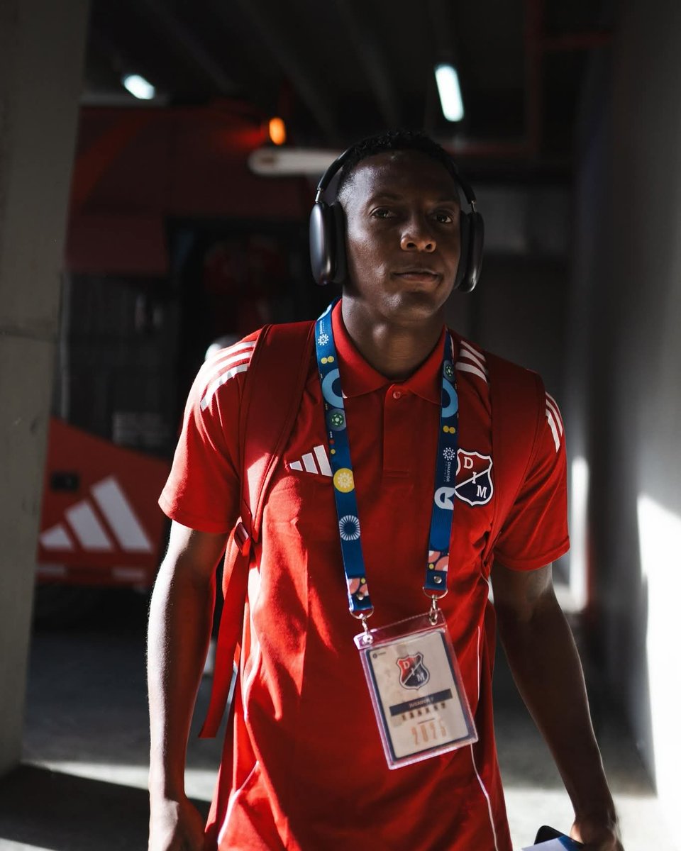 ¿Tenemos un momento para hablar de este muchacho? Qué rendimiento, por Dios 😮‍💨 

La banda dejó de ser una preocupación y comenzó a ser una virtud del equipo. ¡Por fin alguien que llegue a meter balones! Alguien que desequilibre y quiebre; es él, el hijo del viento, Esneyder Mena