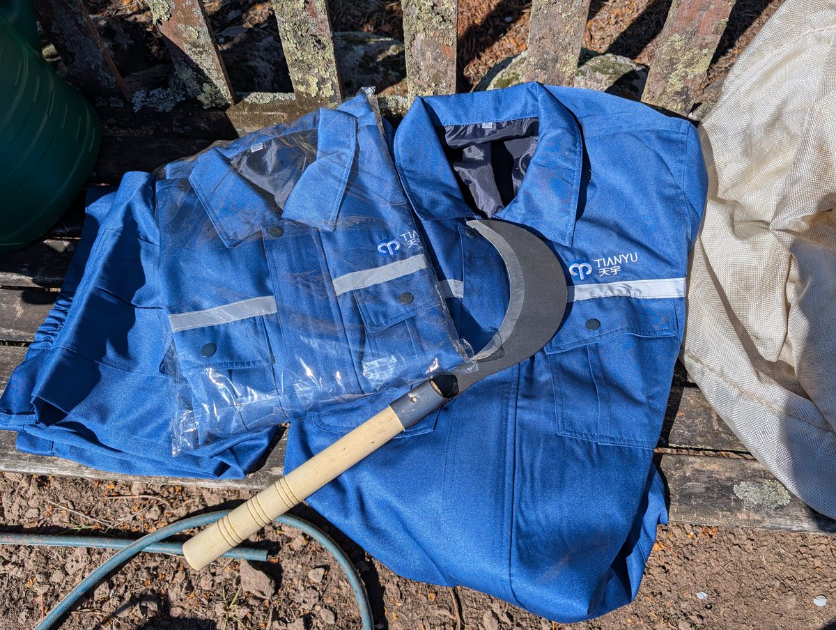 Bundogs's tweet image. Who else has just joined a cult 😜
Looks like my membership has been accepted 😉
Tommy just back from China with the goods 🤣 #passmethestarch #willtheyfit #fancydressparty