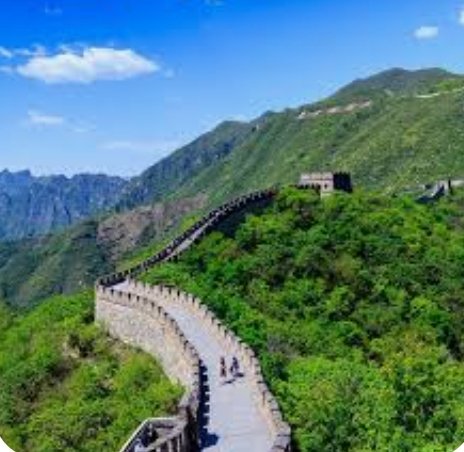 Özlemin İki Yüzü
Irmak yakında, suyu yordu benden
Dağ uzak, yolu sordu benden

Gök mavisi her ikimize de vurdu
Gül yaprağı dalında durdu

Rüzgar eser, iki yana eğilir başak
Aynı bahçede, ayrı mevsimde iki toprak