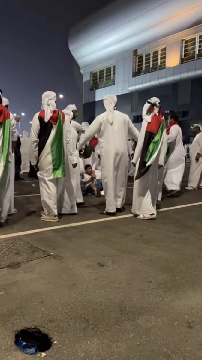 طفل صغير طالع من الملعب و هو طايح ما يقدر يتنفس بسبب الغاز الي انتشر في الملعب بأتجاه جماهيرنا .. لن ننسى والله كل هذي الاحداث
