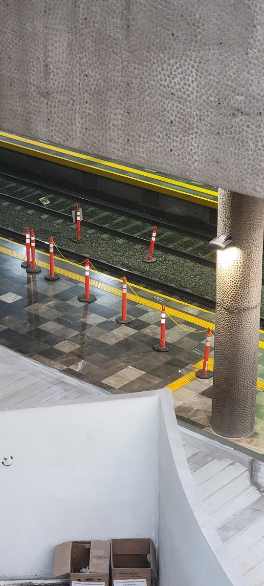 vivalitos's tweet photo. Si las escaleras descompuestas del tren ligero les tienen hartos, chequen esto. Dede hace más de dos meses el @SITEURJAL inhabilitó el andén de descenso en la terminal Juárez de línea 2 del tren ligero, una acción que parece sin sentido, pues no se ven labores de mantenimiento. https://t.co/VafTWDA63T