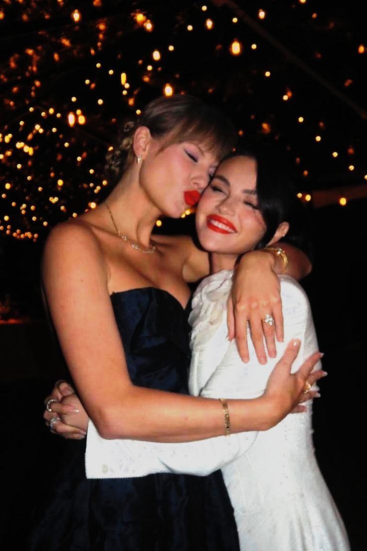 selchilds's tweet image. felizmente elas não são mais amigas...e sim irmãs.