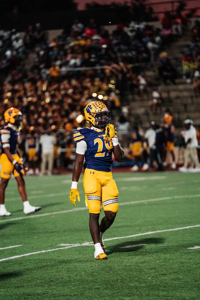 check out my mid szn tape💯

hudl.com/v/2SyR9K