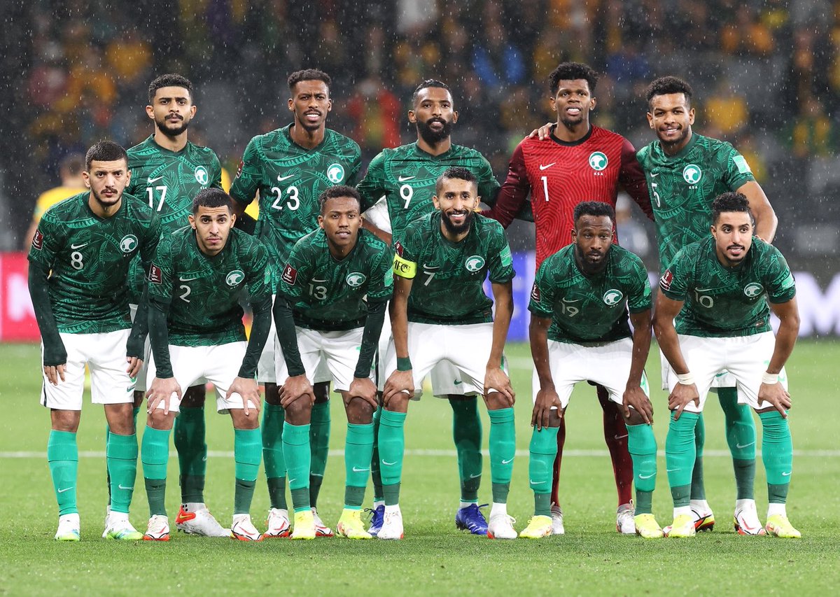 🏆 Arabia Saudita🇸🇦 esta en el #Mundial2026

✅ Empató 0-0 vs Irak🇮🇶 y por mayor cantidad de goles a favor clasificó a su 7ma cita mundial.

🇦🇷 La selección Árabe es la única que derrotó a la <a href="/Argentina/">🇦🇷 Selección Argentina ⭐⭐⭐</a> en el mundial de Qatar 2022.

🤔 ¿Compartirán fase de grupo nuevamente?
