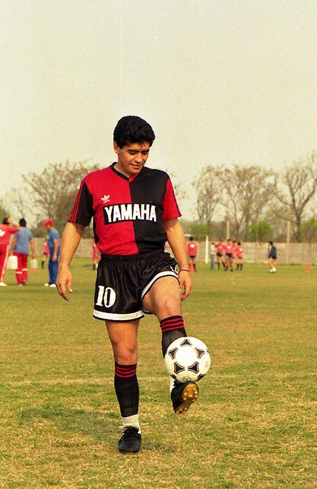 10 años de mala suerte si ignoras al Diego con la de #Newells 🔴⚫