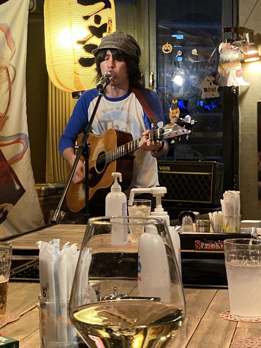去年初めて少年タイチさんの演奏聴いた　衝撃的だった　再会に乾杯🍻　色んな県　場所　ステージを経験されてきたのであろう　路上もやってる　長年の経験をギターのキズが物語っている