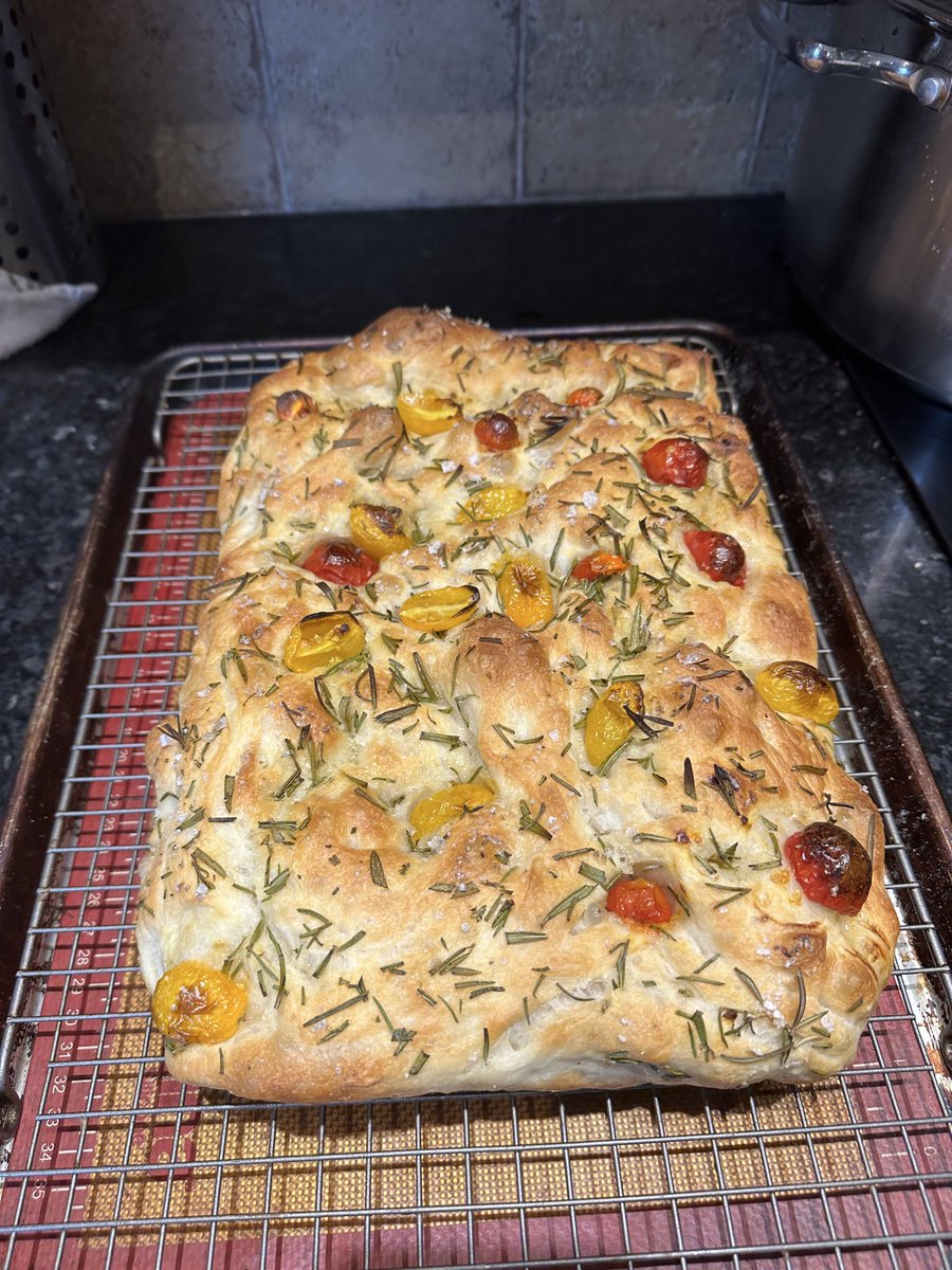 sciencegirlcdn's tweet image. I’m in my Focaccia era- I also made nuts and bolts, mise’d veggies for the week and finished my Christmas cards. #LockoutDay5 #redfored