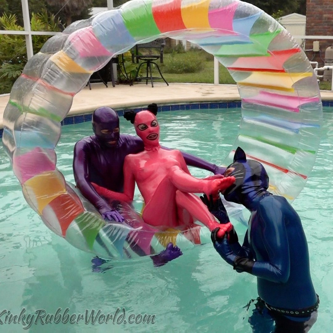 Now the first photoset with <a href="/rubber_jeff_/">RUBBER_JEFF</a> and Latex Laras #rubber Pool Party #latexfootworship by catboi toyboi <a href="/LatexNeko/">Latex Neko Boi 🔞</a>  is on Kinkyrubberworld.com