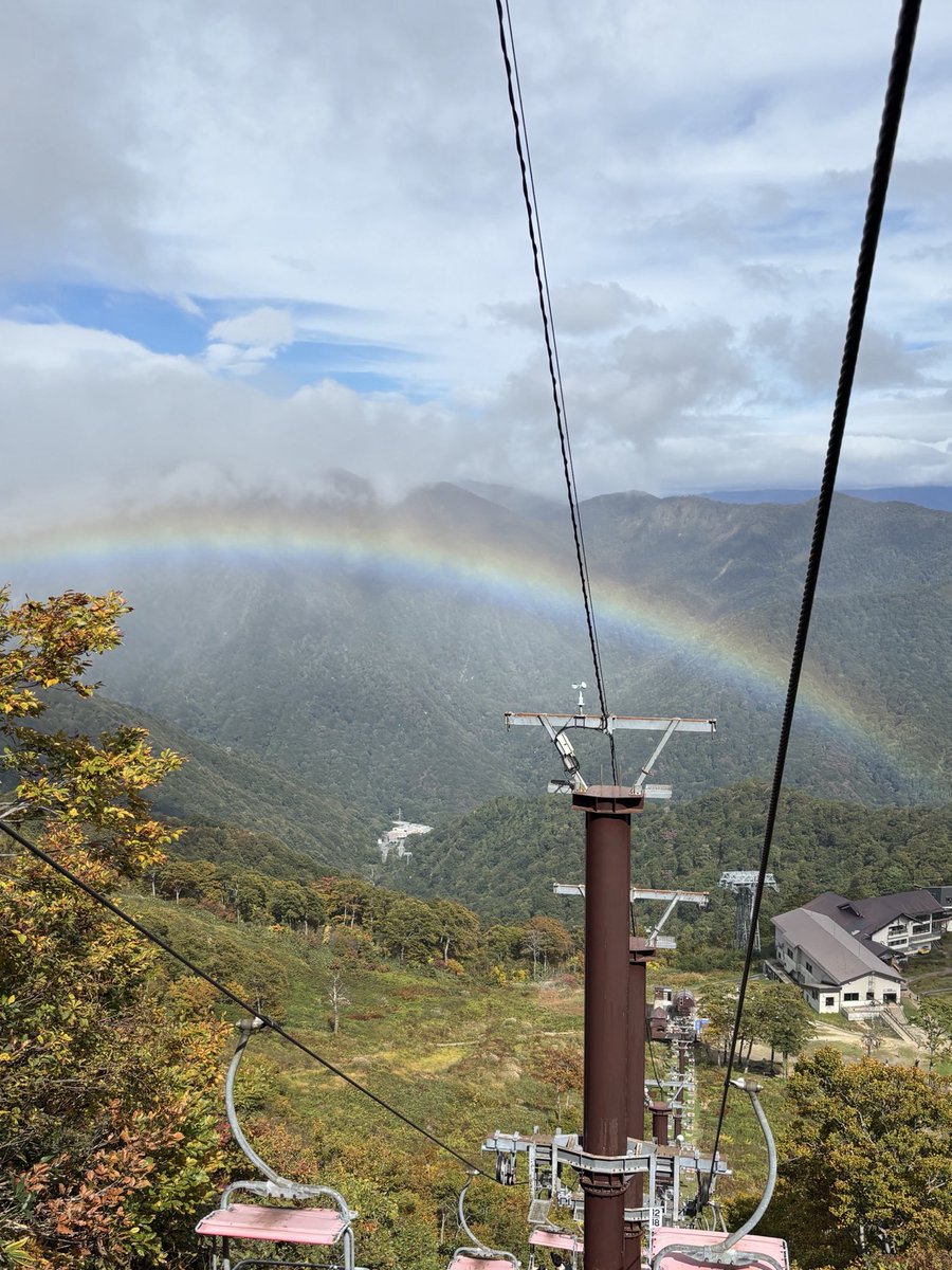 週末は谷川岳へ⛰️  
一足早く紅葉🍁と虹🌈に出会いました。  
澄んだ空気をいっぱい吸って、心も体もリフレッシュ✨  

しっかり働き、しっかり遊ぶ。  
このバランスが日々のエネルギー源です💪  
#谷川岳 #紅葉 #ワークライフバランス
