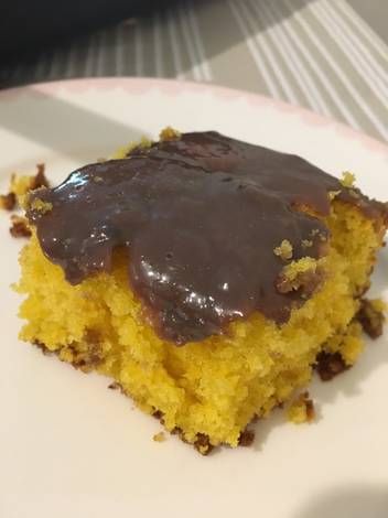 litz_lyn's tweet photo. — Bolo de cenoura com cobertura de chocolate https://t.co/7Z1q4bfL8K