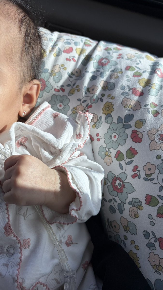 #غادَة_الحمّاد
هذي حبيبة أمّها وأبيها.. 
سرقت فؤادي.. كم أفكّر فيها.. 

تمضي سويعاتي بقرب جمالها.. 
والوقت يمضي بينما أرقيها.. 

يا ربّ يا رحمن بارك قلبها.. 
حبّب بها كل الورى وذويها 💗

-أمل الشيخ.