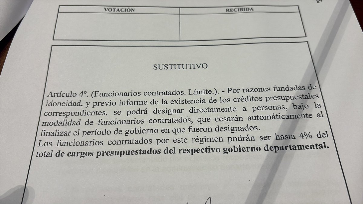 Esto esta cada vez peor; el Frente Amplio y el Partido Nacional acaban de aumentar la cantidad de funcionarios que pueden ingresar sin concurso, es decir a dedo; lo hacen poniendo a ultimo momento que en lugar de funcionarios presupuestados ponen cargos