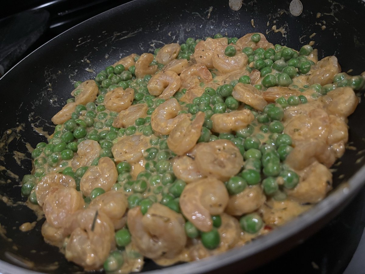 In the process of making some Cajun Shrimp Alfredo for dinner tonight~! Gonna have a salad and some garlic bread too :3c 🦐🌶️🍝