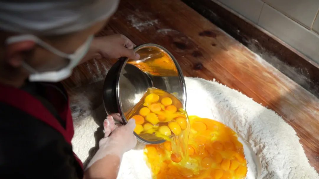 jzking2050's tweet photo. Baking in a 40-Year-Old WOOD-FIRED Oven? 🔥 | Traditional Fire-Baked Pastries  #food #FireBaked #Pastries #Baking #ArtisanFood #Craft #HandmadePastry #Recipes https://t.co/EtYgHmLmM3