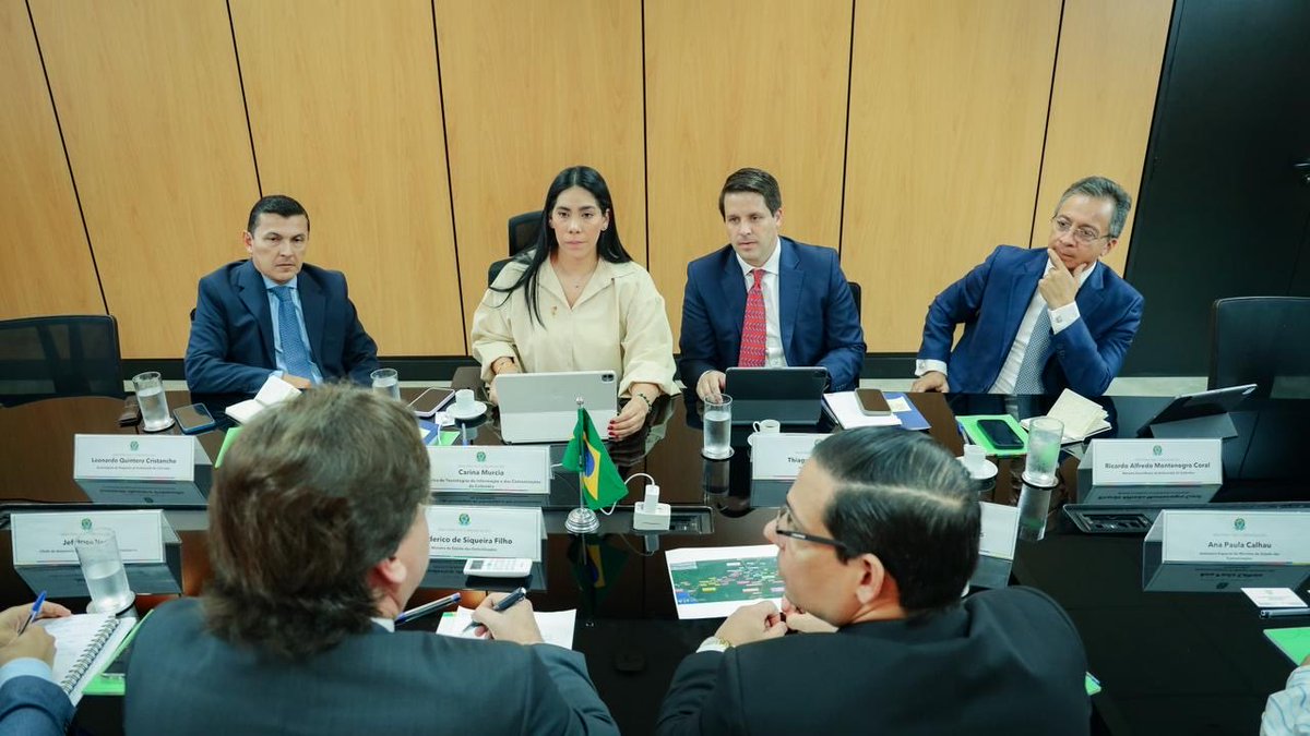 CarinaMurciaY's tweet photo. Revisamos los avances del estudio de preinversión para la conectividad de fibra óptica en el río Putumayo, que será entregado al Gobierno de Colombia 🇨🇴 a finales de octubre, según el cronograma pactado.
Este proyecto fortalece la integración amazónica y la transformación digital.
#ConDignidadCumplimos 
#ColombiaBrasil #AmazoniaDigital