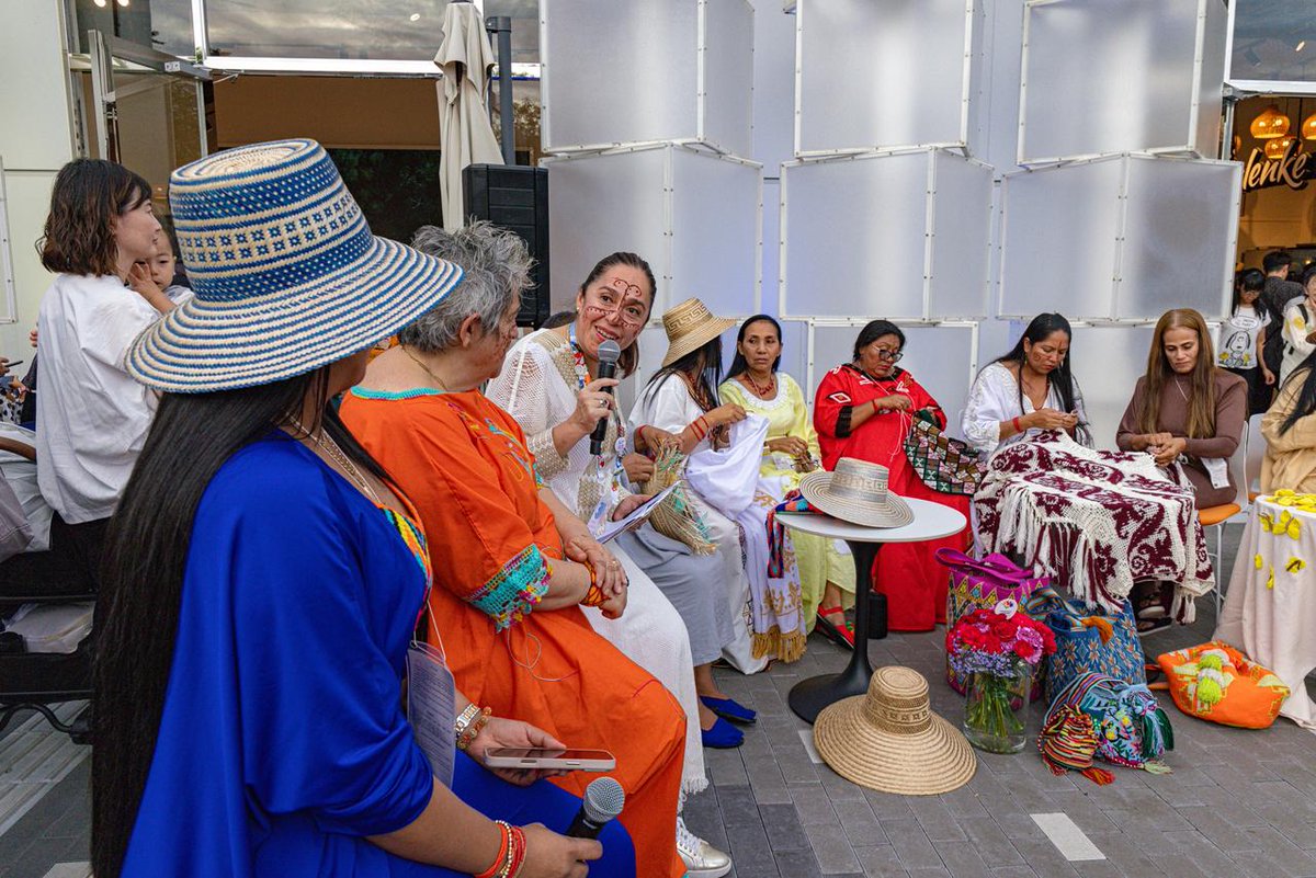 El oficio artesanal de las comunidades Wayuú es talento de exportación y lo mostramos con su presencia en Japón, en #ExpoOsaka2025. 🇨🇴🇯🇵

Los visitantes del #PabellónColombia disfrutaron sus saberes tradicionales que le dan la vuelta al mundo, ese legado artesanal que se