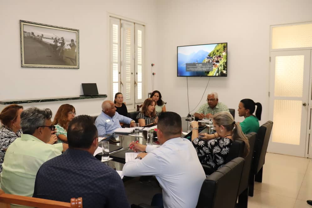 Hoy con la participación de <a href="/RosyCubaMINJUS/">Rosabel Gamón Verde</a>, <a href="/DiazYashna/">Yashna Díaz Cabarrouy</a>, <a href="/Yalietpr/">Yaliet Peña Rodríguez</a> y otros directivos de <a href="/Minjus_Cuba/">Ministerio de Justicia de la República de Cuba</a>, realizamos la reunión mensual con los Directores del Grupo Societario y los Bufetes Especializados. Siempre con la prioridad en la prestación de los servicios jurídicos.