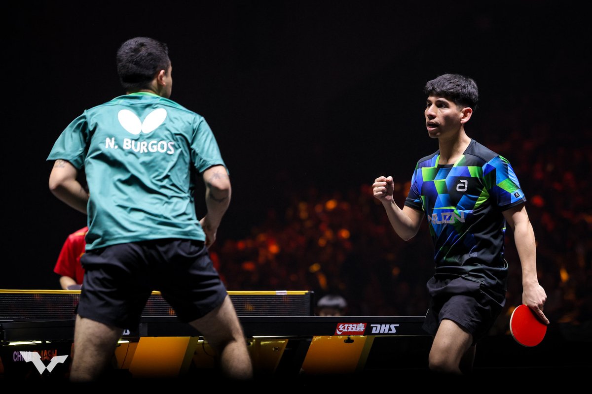 TeamChile_COCH's tweet photo. ¡PRIMERAS MEDALLAS! 😎🏓

El Team Chile 🇨🇱 de Tenis de Mesa 🏓 ya aseguró tres preseas en el Panamericano de Rock Hill 🇺🇸,  luego de obtener destacados resultados en singles y dobles.

En singles, Nicolás Burgos 🇨🇱 (118º del ranking y ex top 50º)  superó a Felipe Arado 🇧🇷 (4-0) y se medirá este miércoles (12:45) Hugo Calderano (3º) en las semifinales. Ya tiene un bronce 🥉 amarrado 😛.

En tanto, en dobles, Nicolás junto a Gustavo Gómez avanzaron a la final, tras vencer por 3-1 a Santiago Lorenzo / Horacio Cifuentes 🇦🇷. Mañana, a  las 17:00, enfrentarán a Leonardo Izuka y Guilherme Teodoro 🇧🇷.

Finalmente, Paulina Vega y Daniela Ortega se quedaron con un bronce 🥉 al caer en las semifinales del dobles.

#VamosTeamChile 🇨🇱