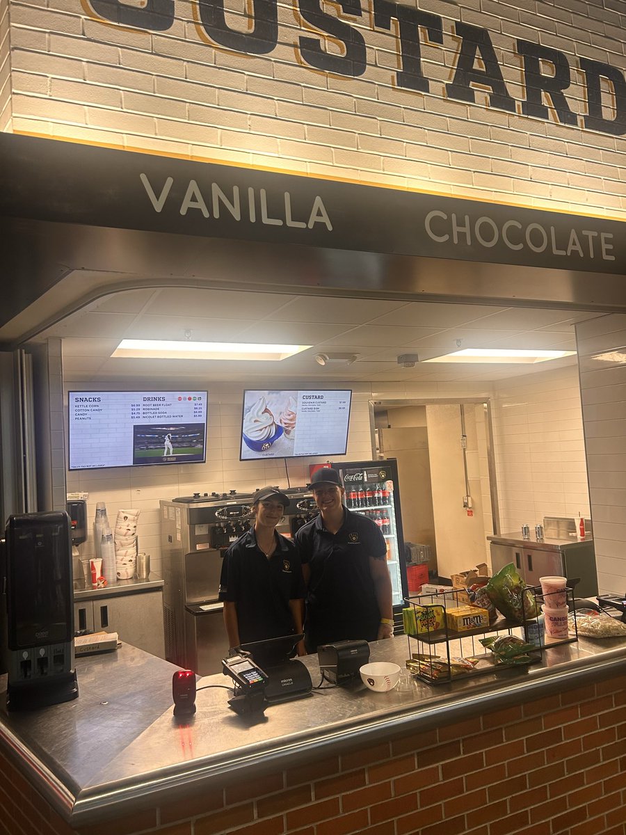 MATC_SB's tweet image. NLCS Game2! If you are at American Family Field tonight visit members of the Stormers Softball Team by section 109, 110 and 111! 🌭🍔🥤⚡️ #ProudBeMATC #StormersStrong #GirlsOfSpring #playoffbaseball