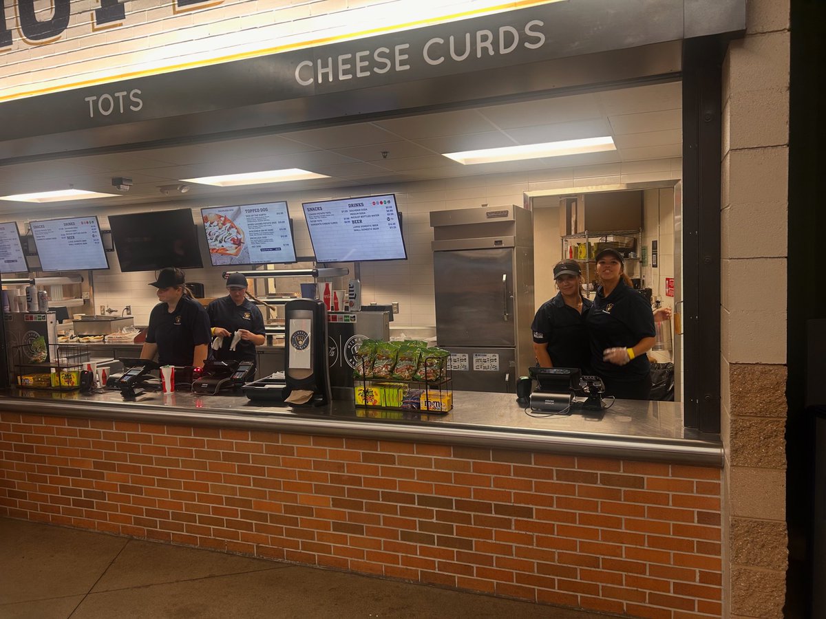 MATC_SB's tweet image. NLCS Game2! If you are at American Family Field tonight visit members of the Stormers Softball Team by section 109, 110 and 111! 🌭🍔🥤⚡️ #ProudBeMATC #StormersStrong #GirlsOfSpring #playoffbaseball