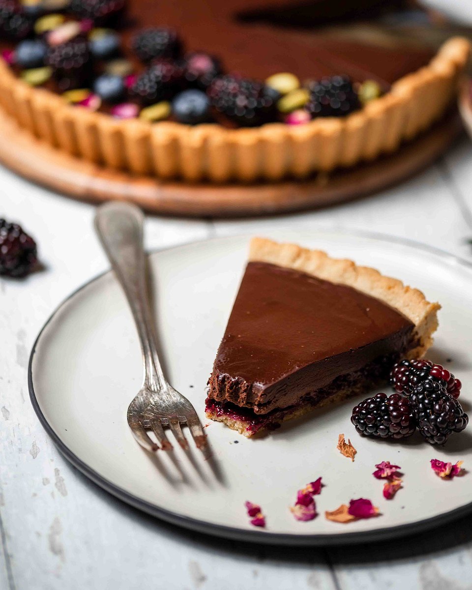 Blackberries + Chocolate  = 😍 This Blackberry Chocolate Ganache Tart by Kirby Jeanne Creative has a thick layer of blackberry jam on an almond flour crust that is topped with a luscious chocolate ganache. Simply heavenly!

oregon-berries.com/recipe/blackbe…

#oregonberries #blackberries
