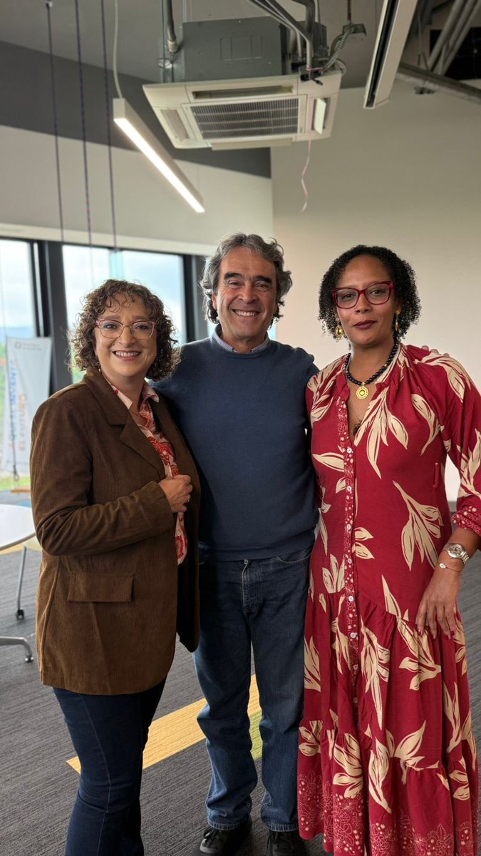 sergio_fajardo's tweet image. Hoy desde el @TecdeMonterrey en Guadalajara.
Dicté una conferencia sobre liderazgo público y me encontré con 2 profesoras colombianas, una de ellas fue mi estudiante en Los Andes y dirigí su tesis de maestría. 👨🏫