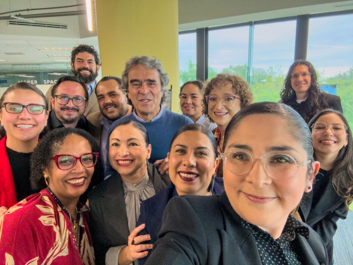 sergio_fajardo's tweet image. Hoy desde el @TecdeMonterrey en Guadalajara.
Dicté una conferencia sobre liderazgo público y me encontré con 2 profesoras colombianas, una de ellas fue mi estudiante en Los Andes y dirigí su tesis de maestría. 👨🏫