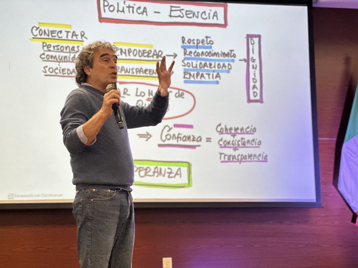 sergio_fajardo's tweet image. Hoy desde el @TecdeMonterrey en Guadalajara.
Dicté una conferencia sobre liderazgo público y me encontré con 2 profesoras colombianas, una de ellas fue mi estudiante en Los Andes y dirigí su tesis de maestría. 👨🏫