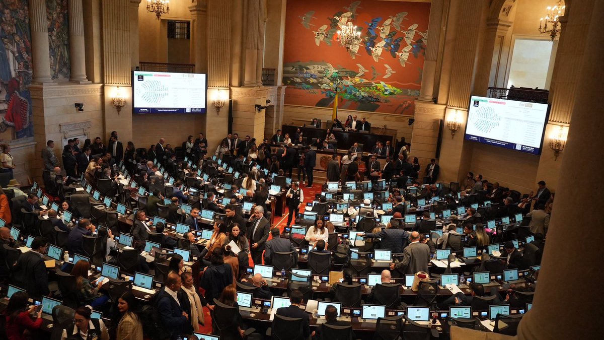fecode's tweet image. FECODE, ADE y un nutrido número de sus afiliados, hicieron presencia en la plenaria de la Cámara de Representantes, donde se inició el segundo debate por la restitución de la mesada 14 para el magisterio, mediante el proyecto de Acto Legislativo 213/2p25, de iniciativa y ponencia…