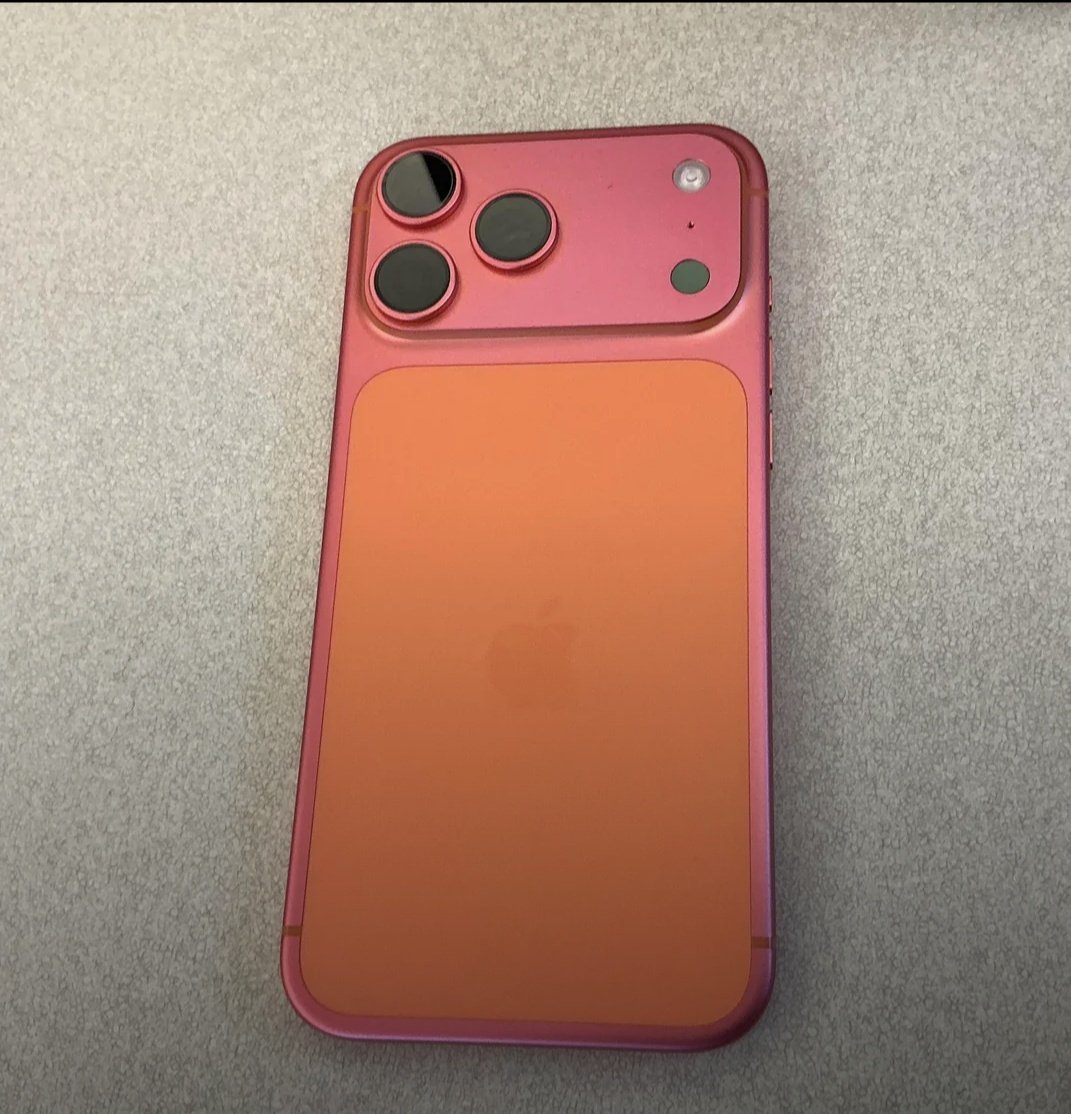 RjeyTech's tweet image. Orange iPhone turns pink